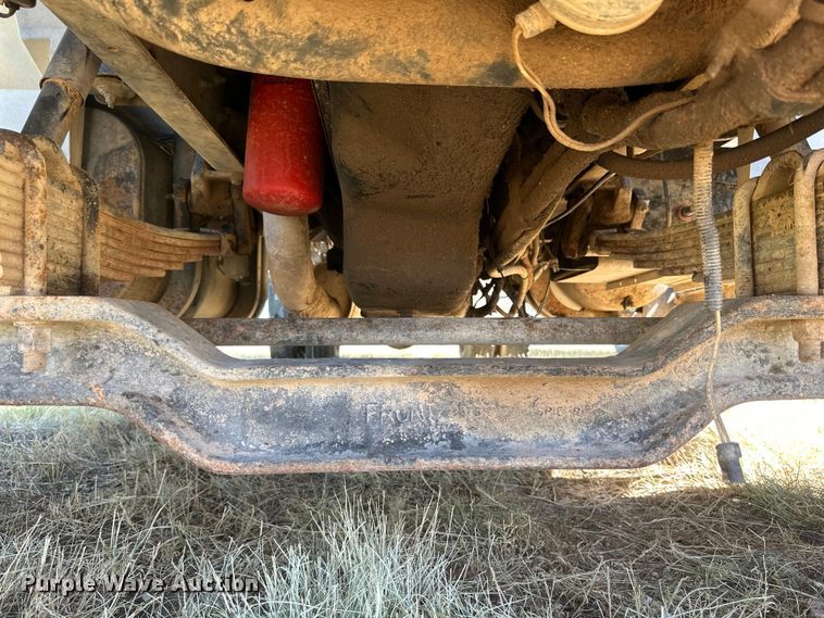 image for item DQ1344 1995 International 4900  feed mixer truck