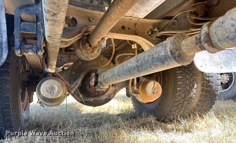 image for item DQ1344 1995 International 4900  feed mixer truck