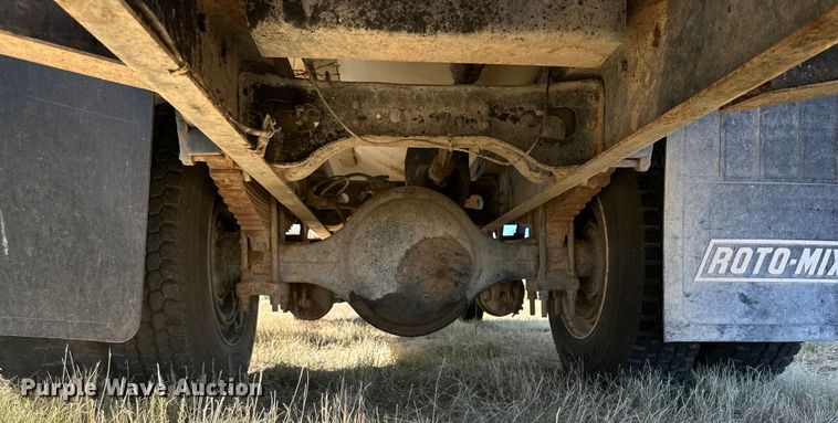 image for item DQ1344 1995 International 4900  feed mixer truck