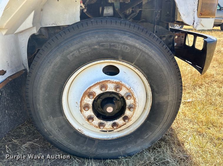 image for item DQ1344 1995 International 4900  feed mixer truck