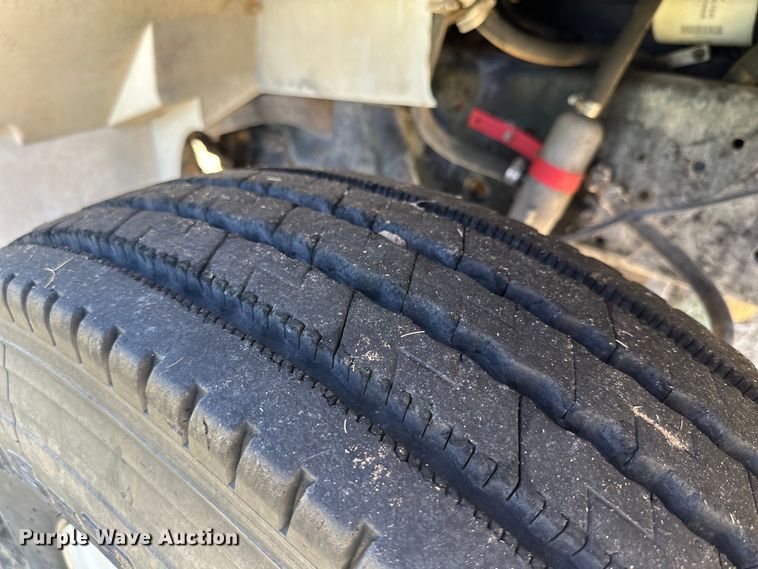 image for item DQ1344 1995 International 4900  feed mixer truck