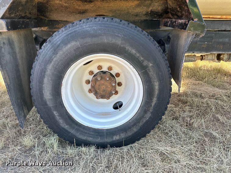 image for item DQ1344 1995 International 4900  feed mixer truck