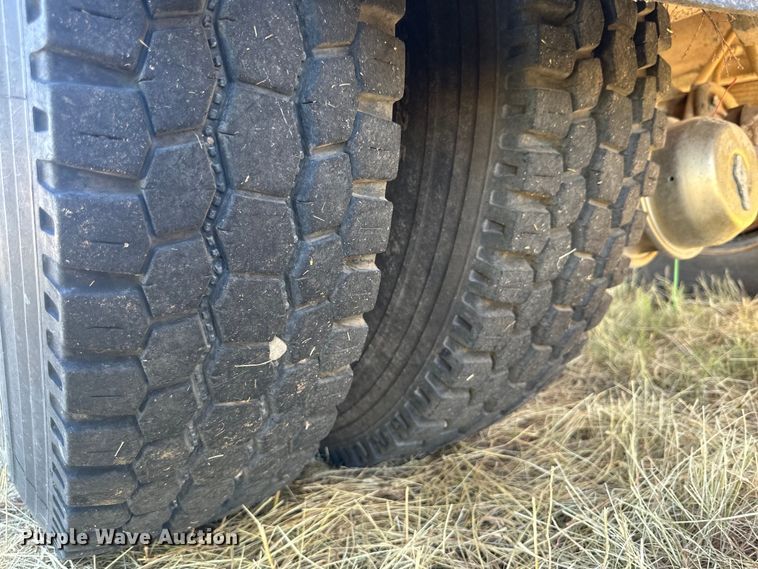 image for item DQ1344 1995 International 4900  feed mixer truck