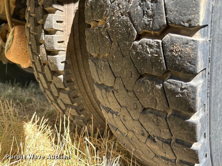 image for item DQ1344 1995 International 4900  feed mixer truck