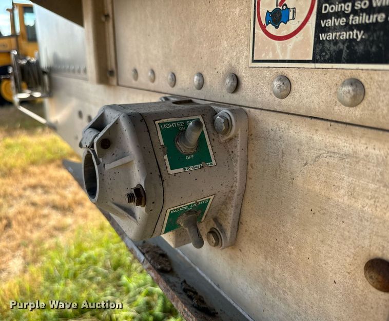 image for item DQ1394 2010 Wilson PSDCL-402  livestock trailer