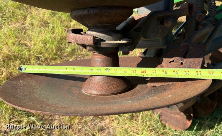 image for item DQ2149 John Deere 650  disk