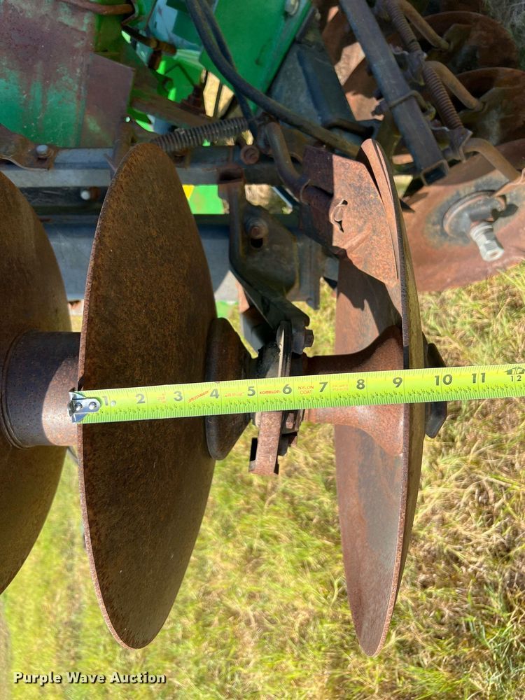 image for item DQ2149 John Deere 650  disk