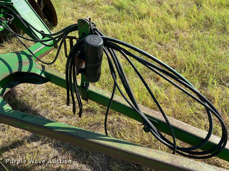 image for item DQ2149 John Deere 650  disk