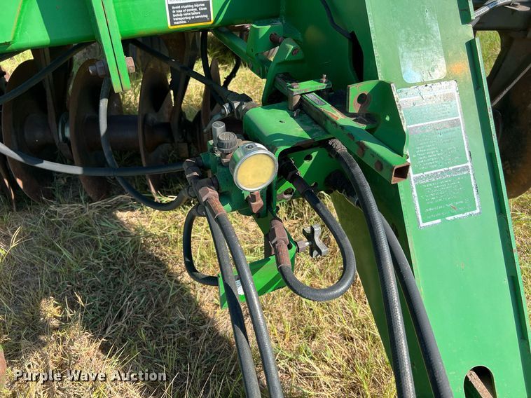 image for item DQ2149 John Deere 650  disk