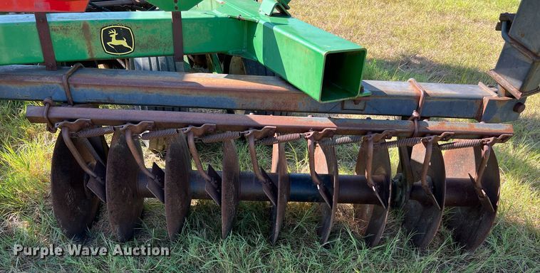image for item DQ2149 John Deere 650  disk