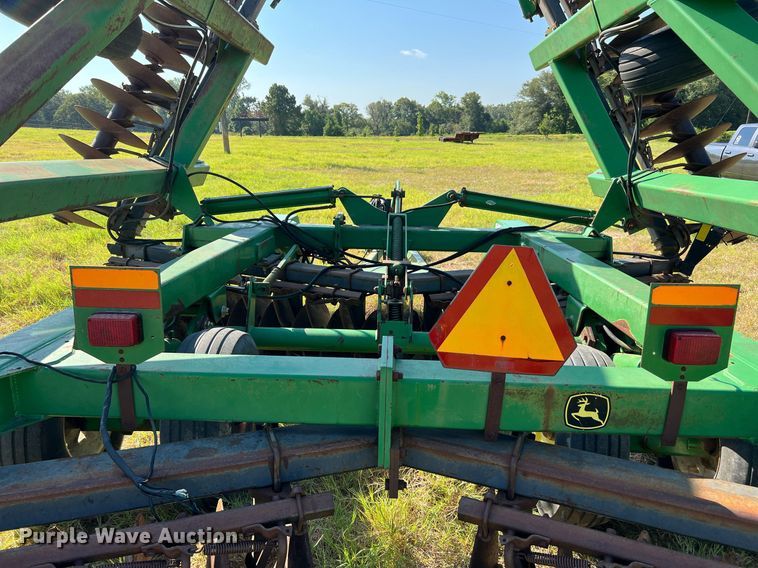 image for item DQ2149 John Deere 650  disk