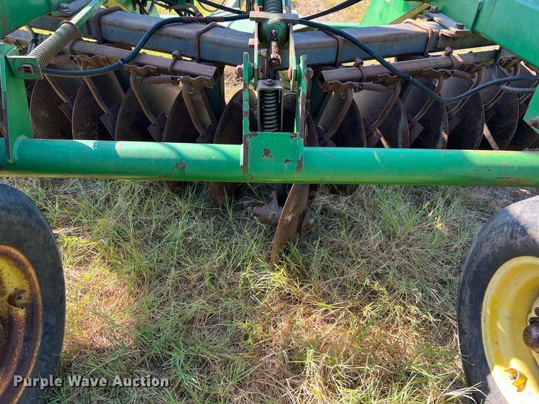 image for item DQ2149 John Deere 650  disk