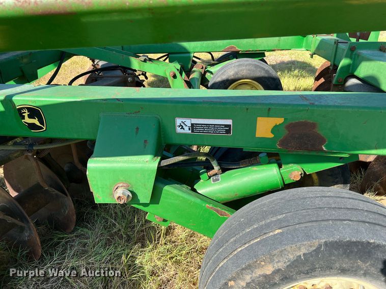 image for item DQ2149 John Deere 650  disk