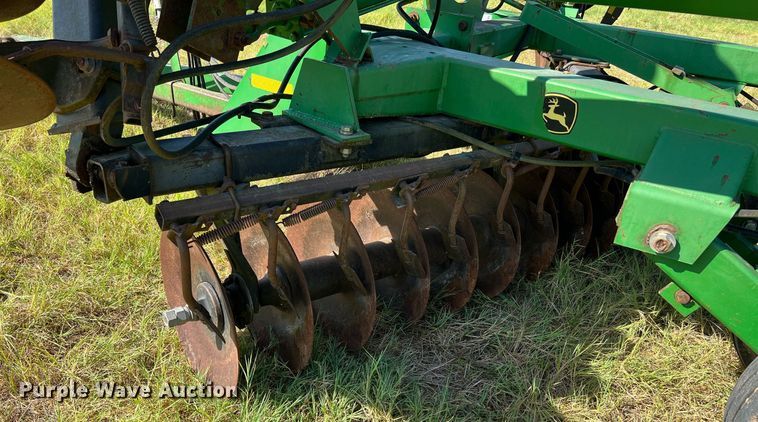 image for item DQ2149 John Deere 650  disk