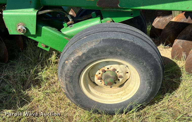 image for item DQ2149 John Deere 650  disk