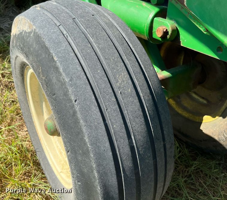 image for item DQ2149 John Deere 650  disk