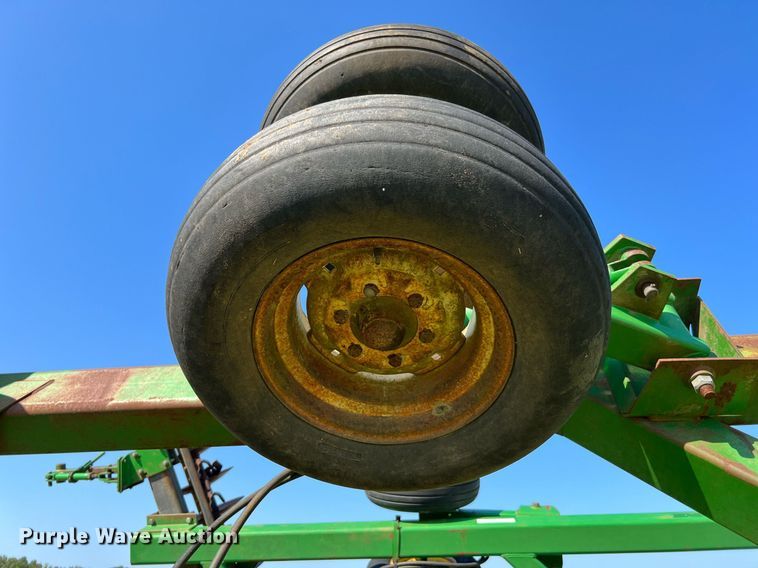 image for item DQ2149 John Deere 650  disk