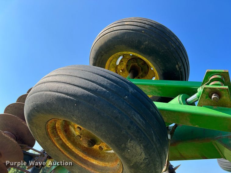 image for item DQ2149 John Deere 650  disk