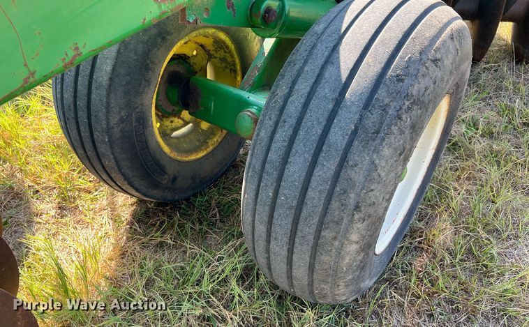 image for item DQ2149 John Deere 650  disk