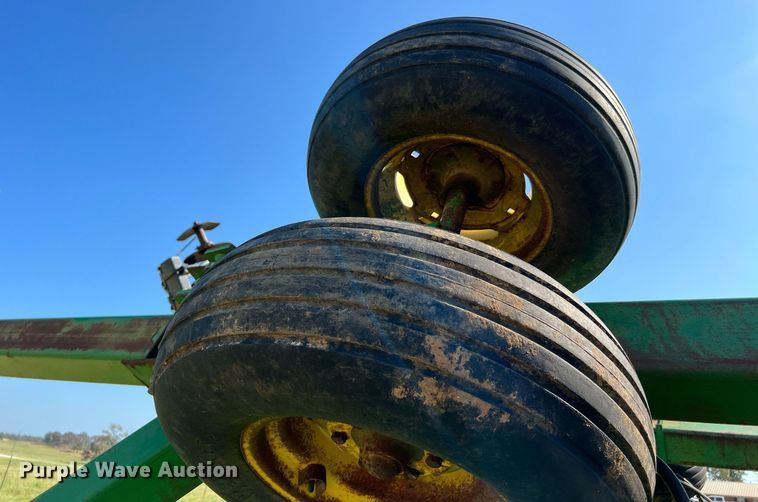 image for item DQ2149 John Deere 650  disk