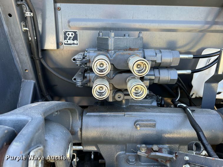 image for item DQ2152 2017 Kubota M6-111  MFWD tractor