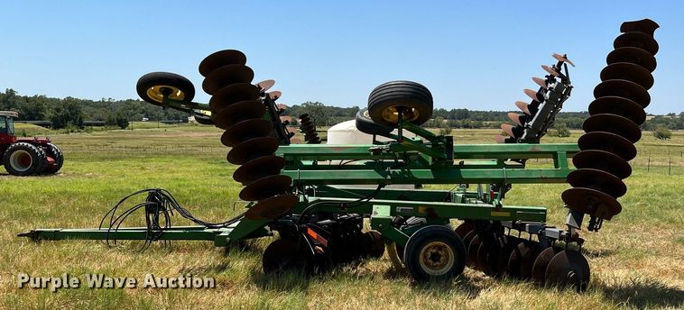 image for item DQ2157 John Deere 650  disk