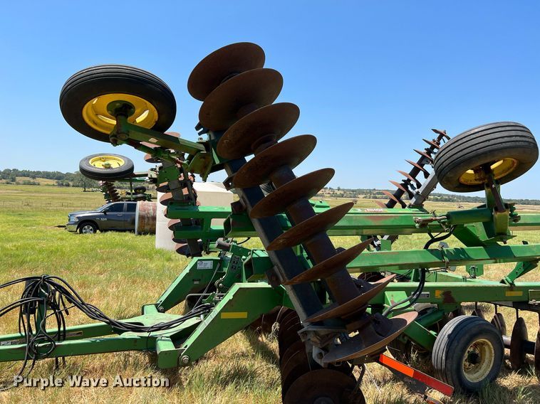 image for item DQ2157 John Deere 650  disk