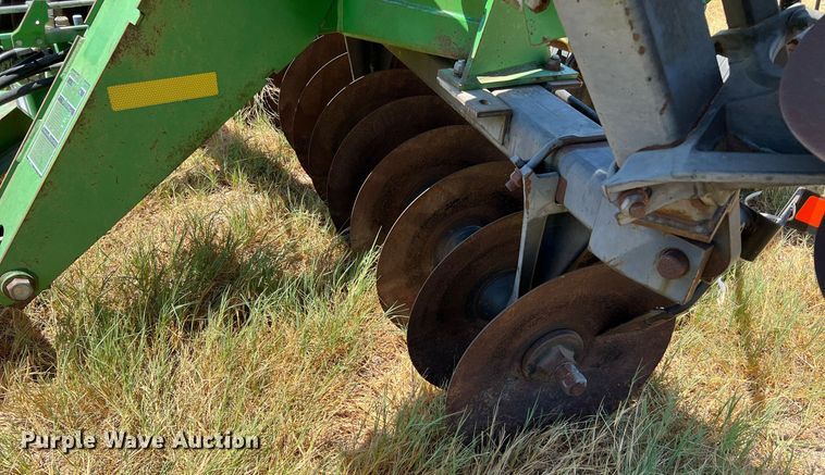 image for item DQ2157 John Deere 650  disk