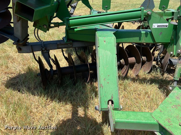 image for item DQ2157 John Deere 650  disk