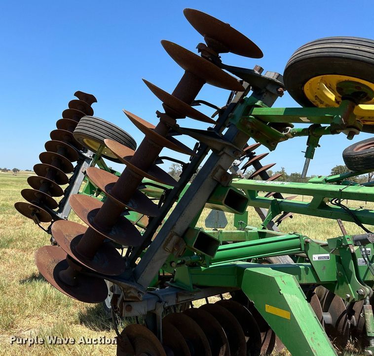 image for item DQ2157 John Deere 650  disk