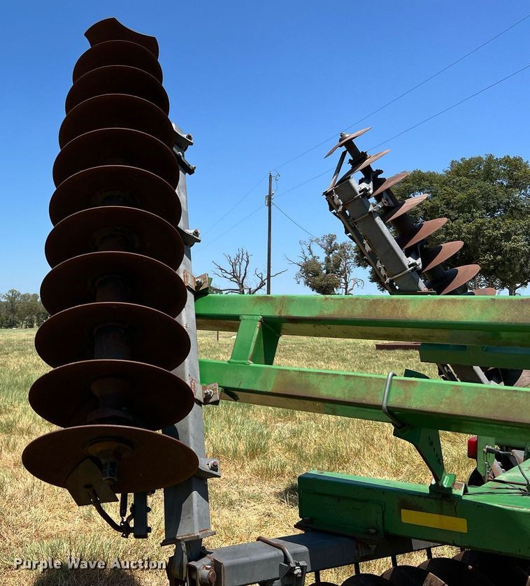 image for item DQ2157 John Deere 650  disk