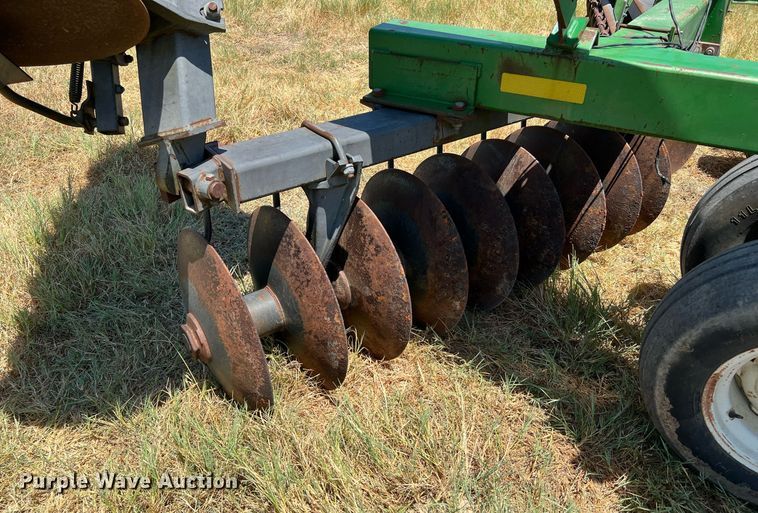 image for item DQ2157 John Deere 650  disk