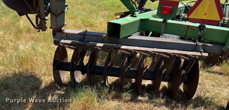 image for item DQ2157 John Deere 650  disk