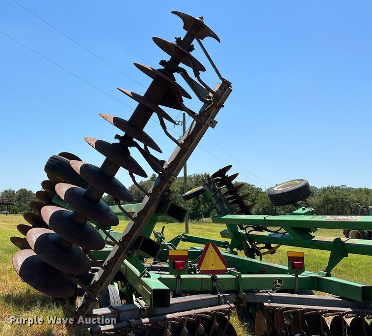 image for item DQ2157 John Deere 650  disk