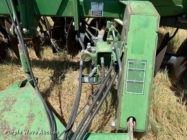 image for item DQ2157 John Deere 650  disk