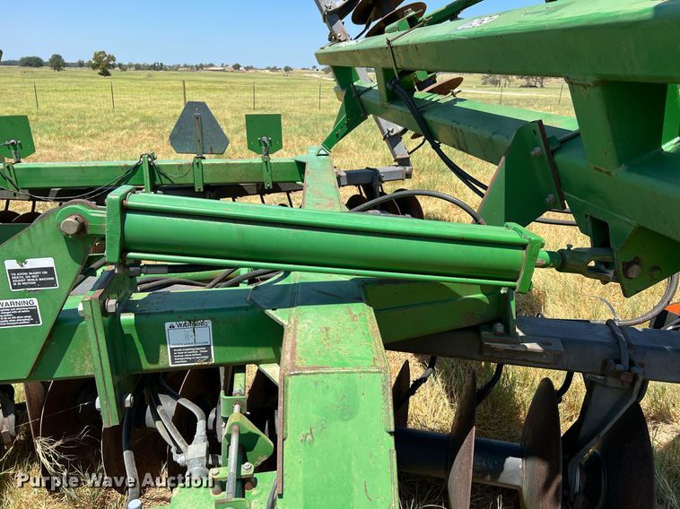 image for item DQ2157 John Deere 650  disk