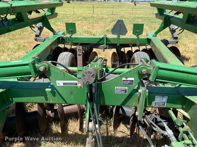 image for item DQ2157 John Deere 650  disk