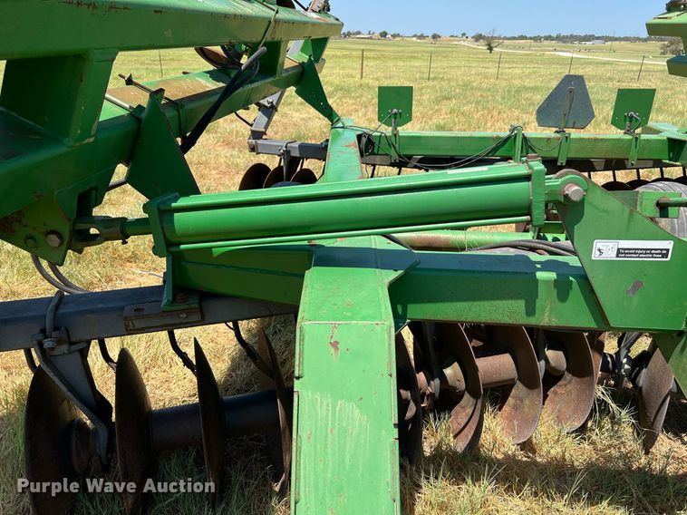 image for item DQ2157 John Deere 650  disk