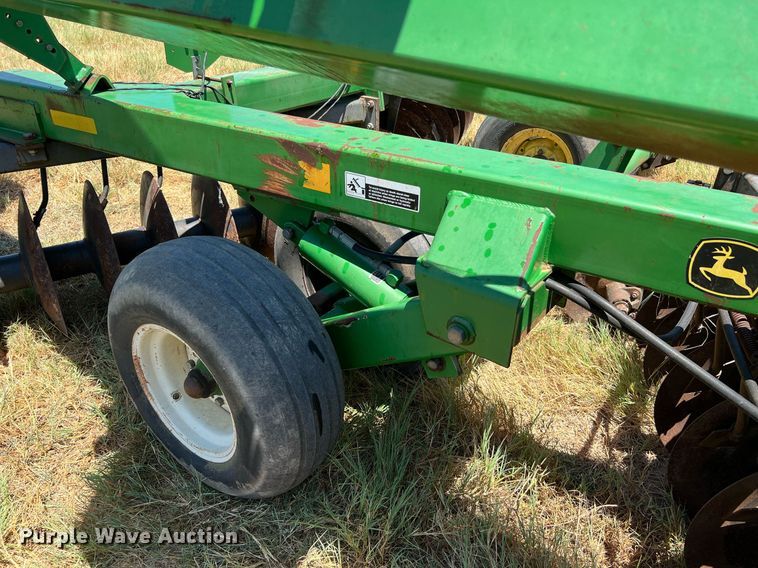 image for item DQ2157 John Deere 650  disk