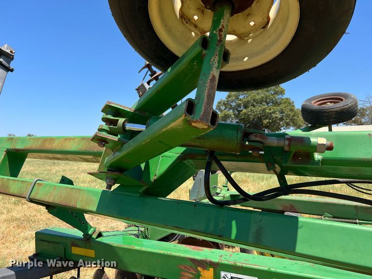 image for item DQ2157 John Deere 650  disk