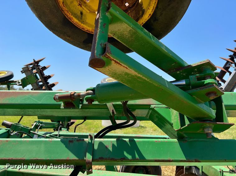 image for item DQ2157 John Deere 650  disk