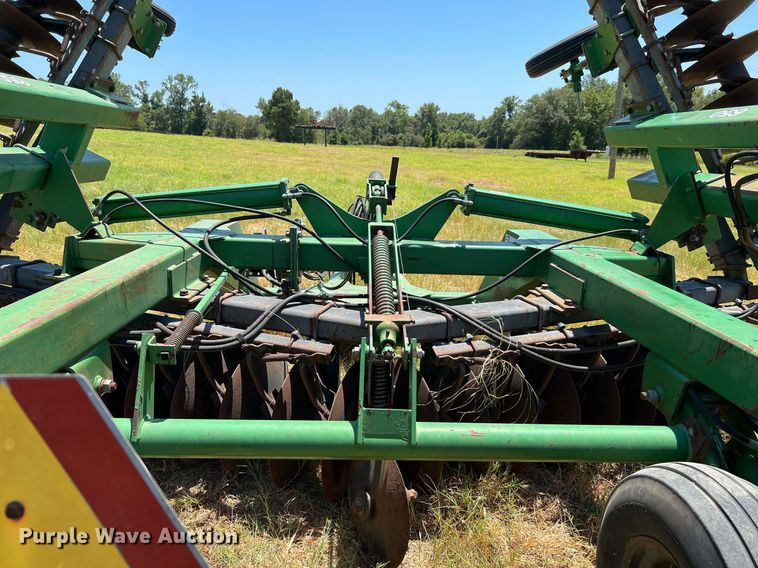 image for item DQ2157 John Deere 650  disk