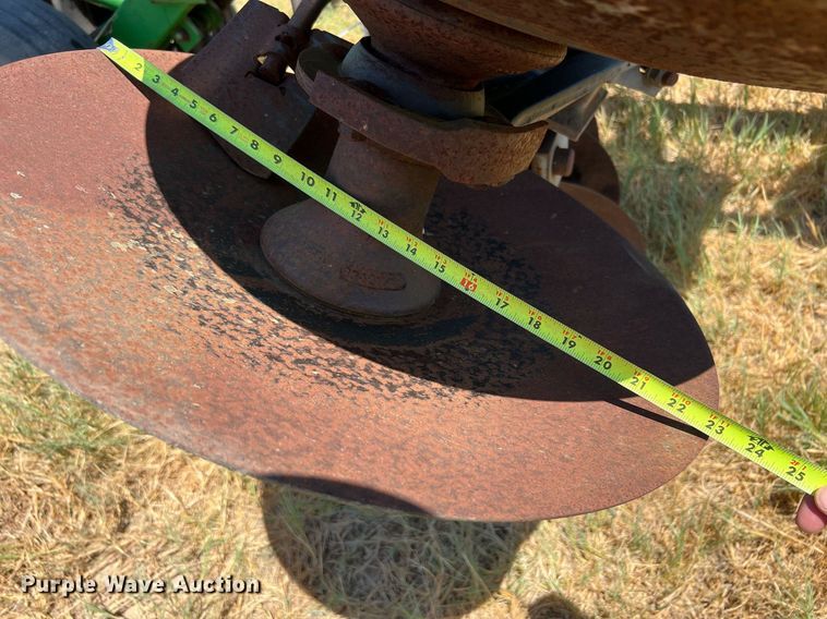 image for item DQ2157 John Deere 650  disk