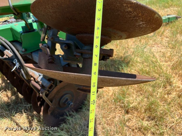 image for item DQ2157 John Deere 650  disk