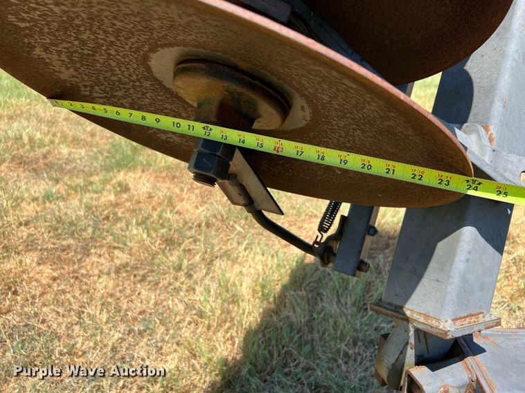 image for item DQ2157 John Deere 650  disk