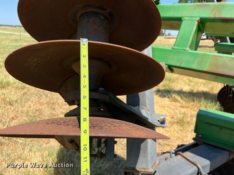 image for item DQ2157 John Deere 650  disk