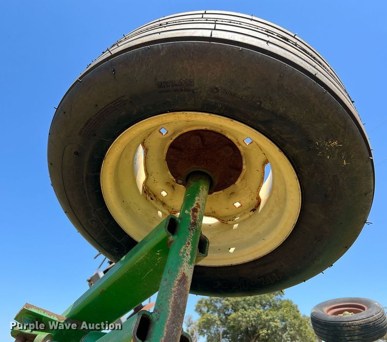 image for item DQ2157 John Deere 650  disk