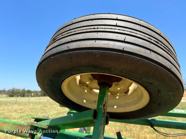 image for item DQ2157 John Deere 650  disk