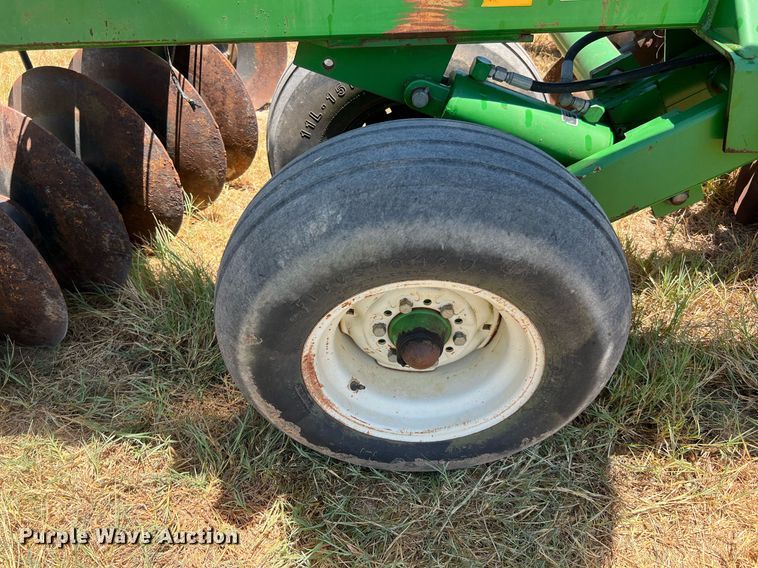 image for item DQ2157 John Deere 650  disk