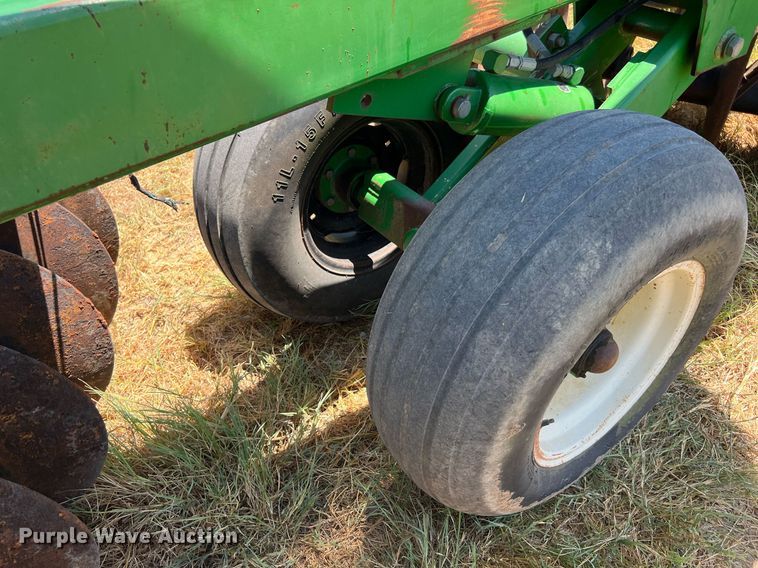 image for item DQ2157 John Deere 650  disk